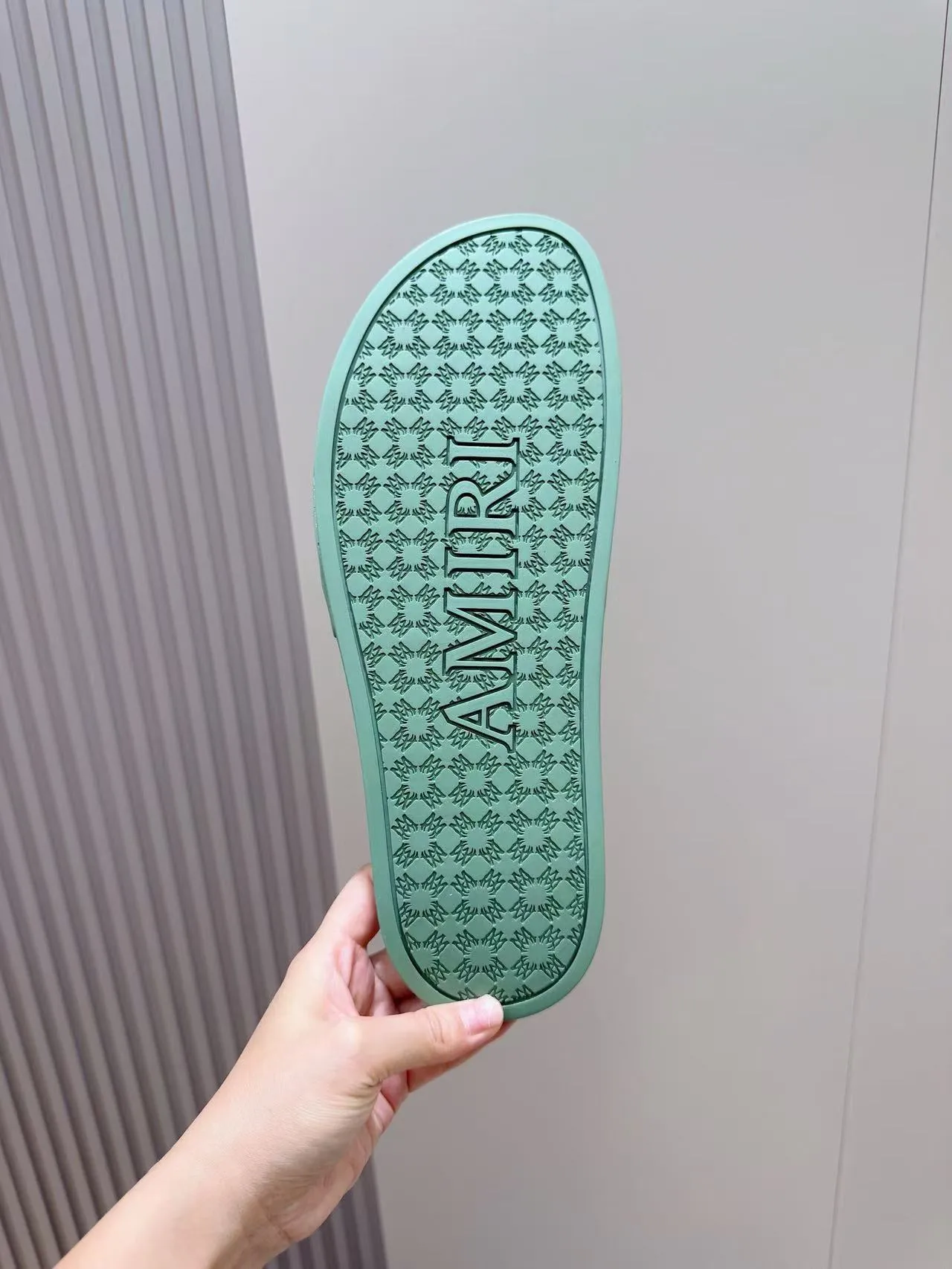 [AMIRI* Emil] P: 300💰 Size: 39-45 Official website new original 1:1 AMIRI* Emil classic men's slippers, high-end boutique, original material, TPU upper, foam bottom, fine workmanship, casual, loose and comfortable, a must-have in summer.